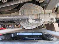 Drain pan positioned beneath differential housing